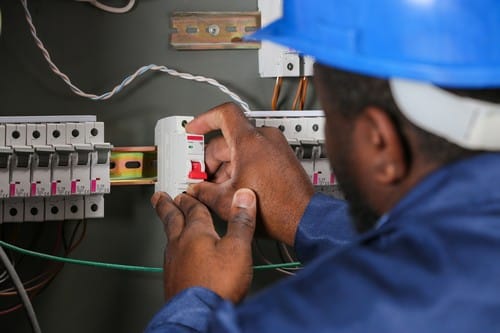 électricien Périgueux - Un électricien répare un compteur électrique