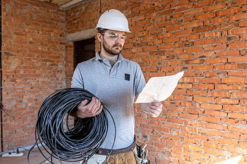 électricien Rodez - les bons artisans - électricien sur un chantier