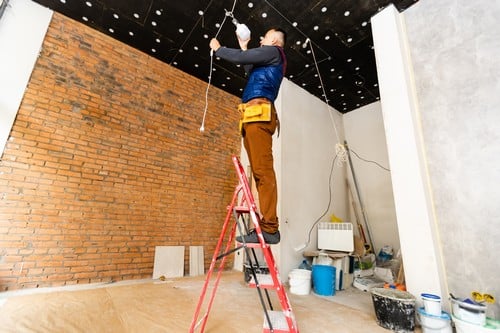 électricien Saint-Dié - Installation de câbles électriques au plafond