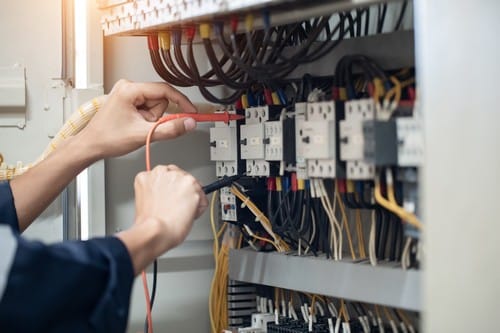 électricien Saint-Lô - Un électricien répare un tableau électrique