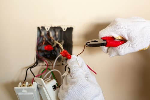 électricien Saint-Lô - Réparation d'une prise électrique par un électricien