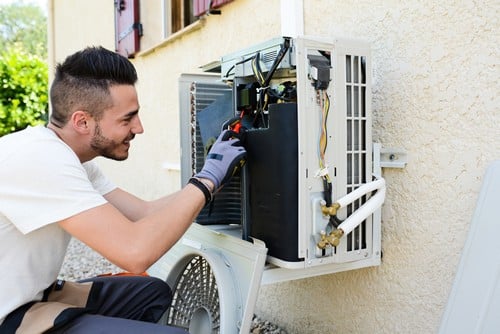 électricien-Saint-Raphaël-les bons artisans-électricien qui vérifie compteur électrique