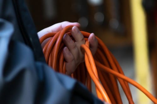 électricien-Saint-Raphaël-les bons artisans-fils électriques dans la main d'un artisan