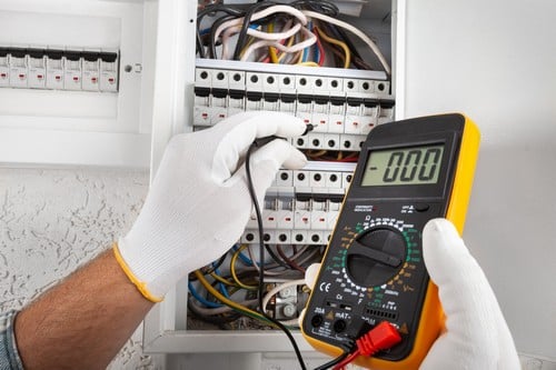 électricien Sarreguemines - Un électricien contrôle un tableau électrique
