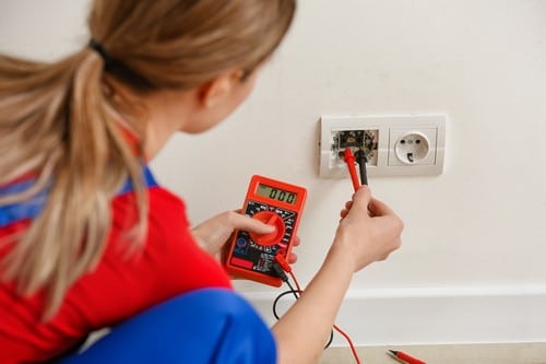 électricien Saumur - Installation d'une prise électrique par une électricienne