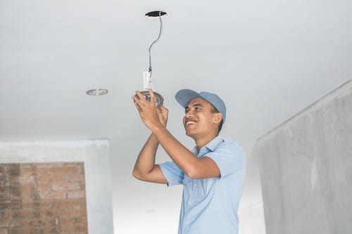électricien-Six-Fours-les-Plages-les bons artisans-électricien qui installe une ampoule au plafond