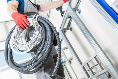 électricien Tarbes - Câble qui relie l'électricité dans la maison