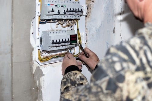 électricien Torcy - un électricien contrôle un tableau électrique