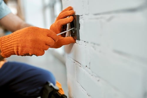 électricien Vallauris - Installation d'une prise électrique par un électricien