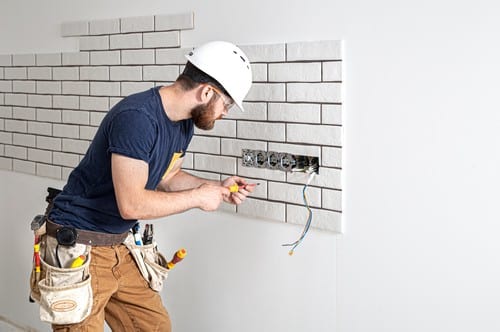 électricien Vandœuvre-lès-Nancy - Un artisan qui installe le courant électrique dans le mur