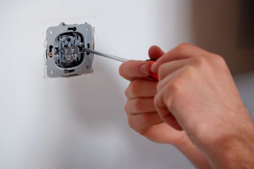 électricien Vence - Réparation d'une prise électrique par un électricien