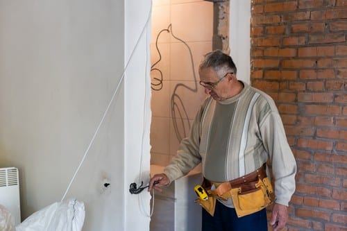 électricien Verdun - Un électricien contrôle les câbles électriques