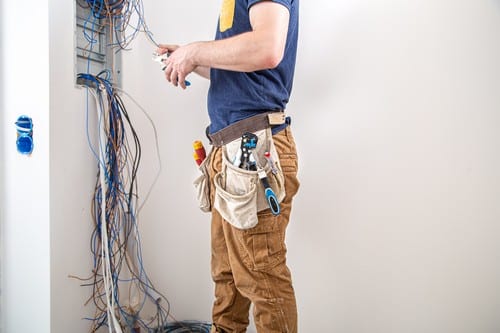 électricien Vernon - Un électricien prépare l'arrivé du tableau électrique