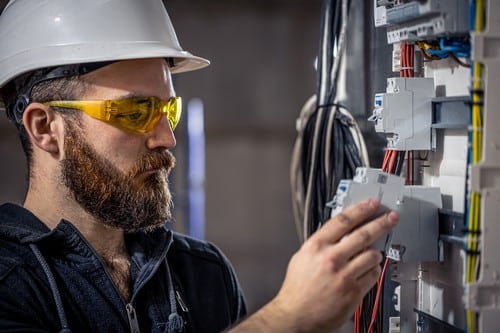 électricien Villeneuve-sur-Lot - Un électricien répare un tableau électrique