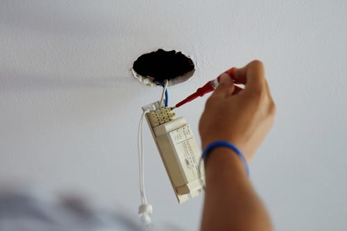 électricien Villeparisis - les bons artisans - trou au plafond avec fils électriques