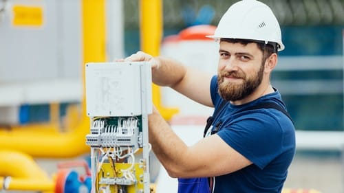 électricien Villiers-le-Bel - Un électricien en plein travail