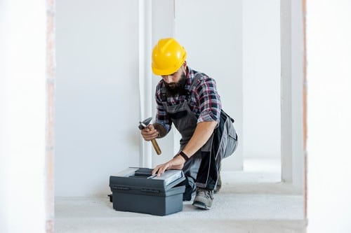 électricien Villiers-sur-Marne - Un électricien en plein chantier