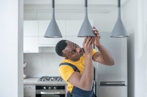 électricien Yerres - Installation de lampe dans la cuisine par un électricien