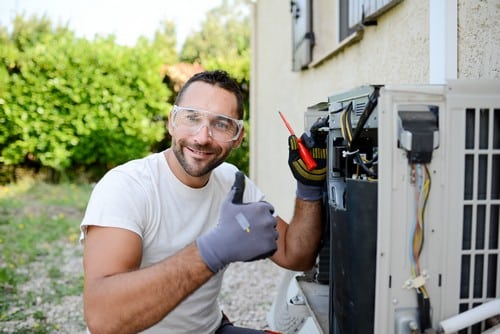 electricien draguignan- les bons artisans- electricien qui vérifie un compteur électrique