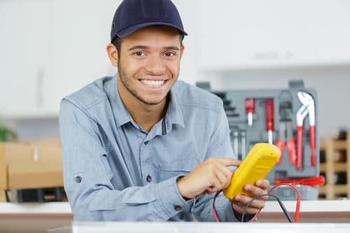 électricien-Mâcon-les bons artisans-électricien avec un outil