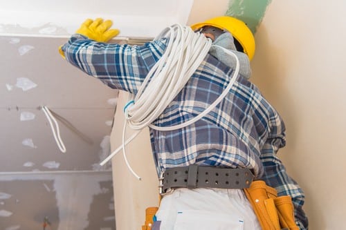 Electricien Nevers-Les bons artisans- electricien qui vérifie une installation au plafond