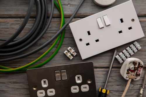 électricien-roanne-les bons artisans-outils et prises électriques