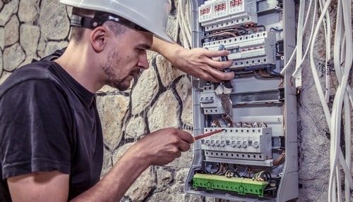 electrien-saint-chamond-les bons artisans-électricien qui vérifie un compteur électrique