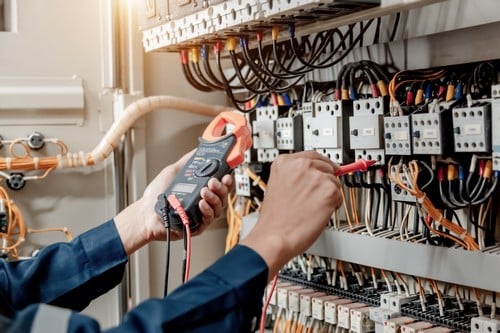 électricien-villepinte-les bons artisans-électricien qui répare un compteur électrique