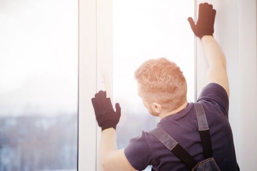 Vitrier Compiègne - les bons artisans - vitrier qui fixe une fenêtre