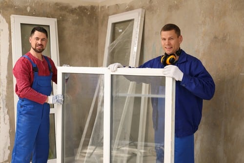 Vitrier Gap - les bons artisans - vitriers qui portent une fenêtre
