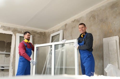 vitrier Istres - les bons artisans - électriciens qui porte une fenêtre