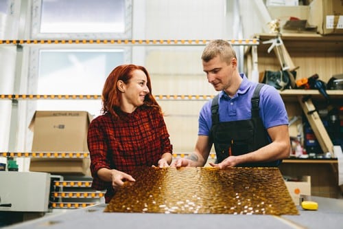 vitrier Montbéliard - Préparation d'une vitre par deux artisans