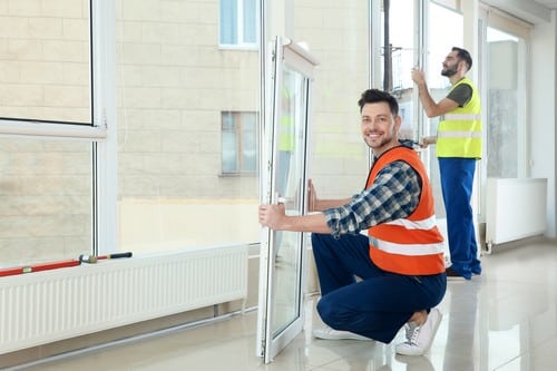 Vitrier Montluçon - les bons artisans - vitriers qui installent une fenêtre