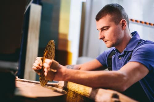 vitrier Saintes - Finalisation d'une vitre par un vitrier