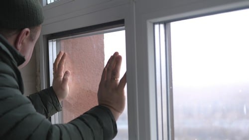 vitrier Vigneux-sur-Seine - Un vitrier installe une vitre