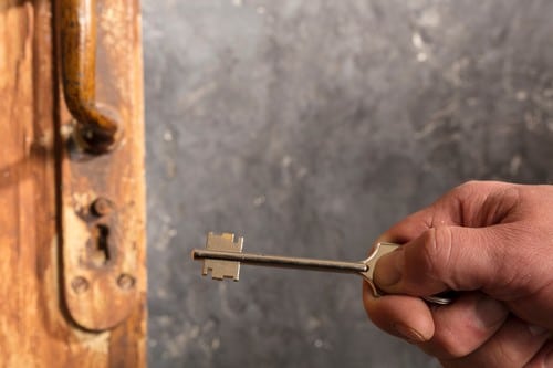 Serrurier Alençon - les bons artisans - clé qui va ouvrir une porte