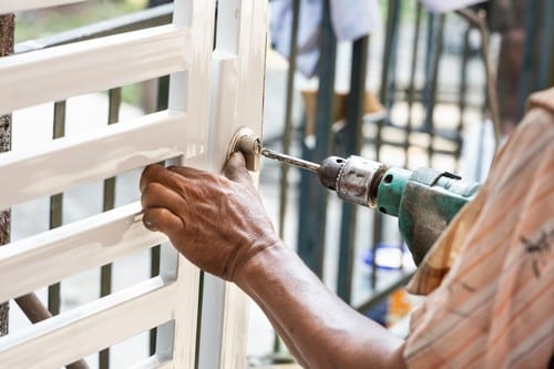 Serrurier La Garde - les bons artisans - visseuse perceuse dans une serrure