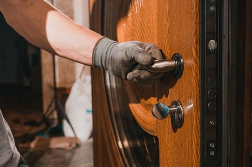 Serrurier La Garenne-Colombes - les bons artisans - serrurier qui teste l'ouverture d'une porte