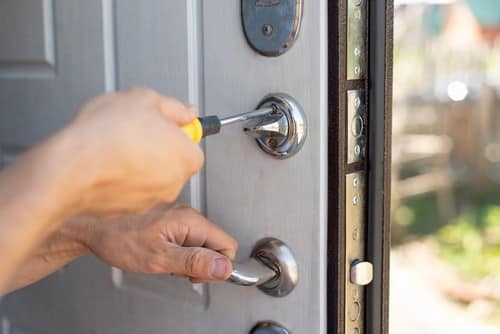 Serrurier Le Creusot - les bons artisans - tournevis dans une porte d'entrée