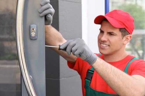 Serrurier Le Creusot - les bons artisans - serrurier qui intervient sur une porte d'entrée