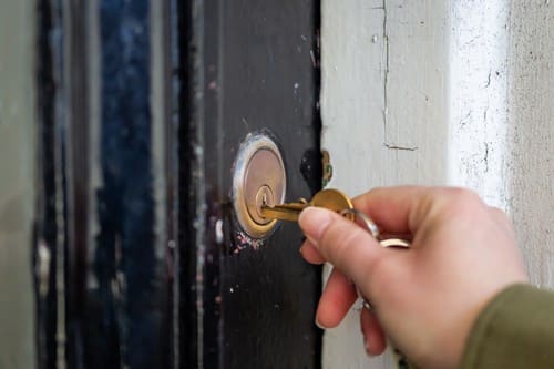 Serrurier Maubeuge - les bons artisans - clé dans une serrure de porte