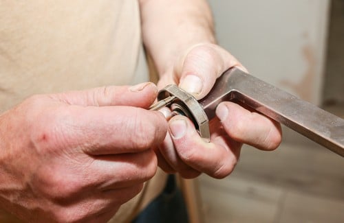 Serrurier Villeneuve-Saint-Georges - les bons artisans - serrurier qui répare une serrure