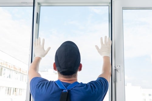 Vitrier Auch - les bons artisans - vitrier qui installe une fenêtre