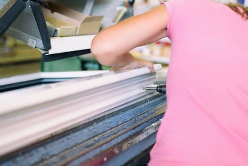 Vitrier Bourg-la-Reine - les bons artisans - travail sur une fenêtre PVC en atelier