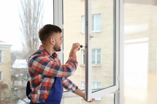 Vitrier Dax - les bons artisans - vitrier qui répare une fenêtre
