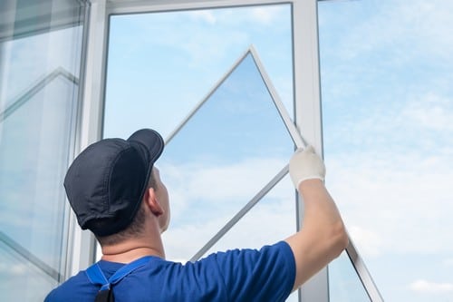 Vitrier Fontaine - les bons artisans - vitrier qui installe une fenêtre