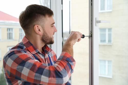 Vitrier Longjumeau - les bons artisans - vitrier qui répare une fenêtre
