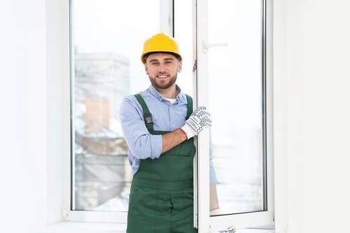 Vitrier Orly - les bons artisans - vitrier qui installe une fenêtre