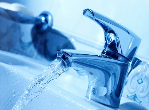 économies d'eau - un robinet ouvert à plein