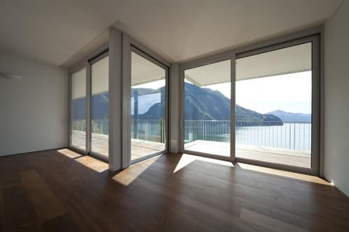 une fenêtre panoramique dans un bel appartement